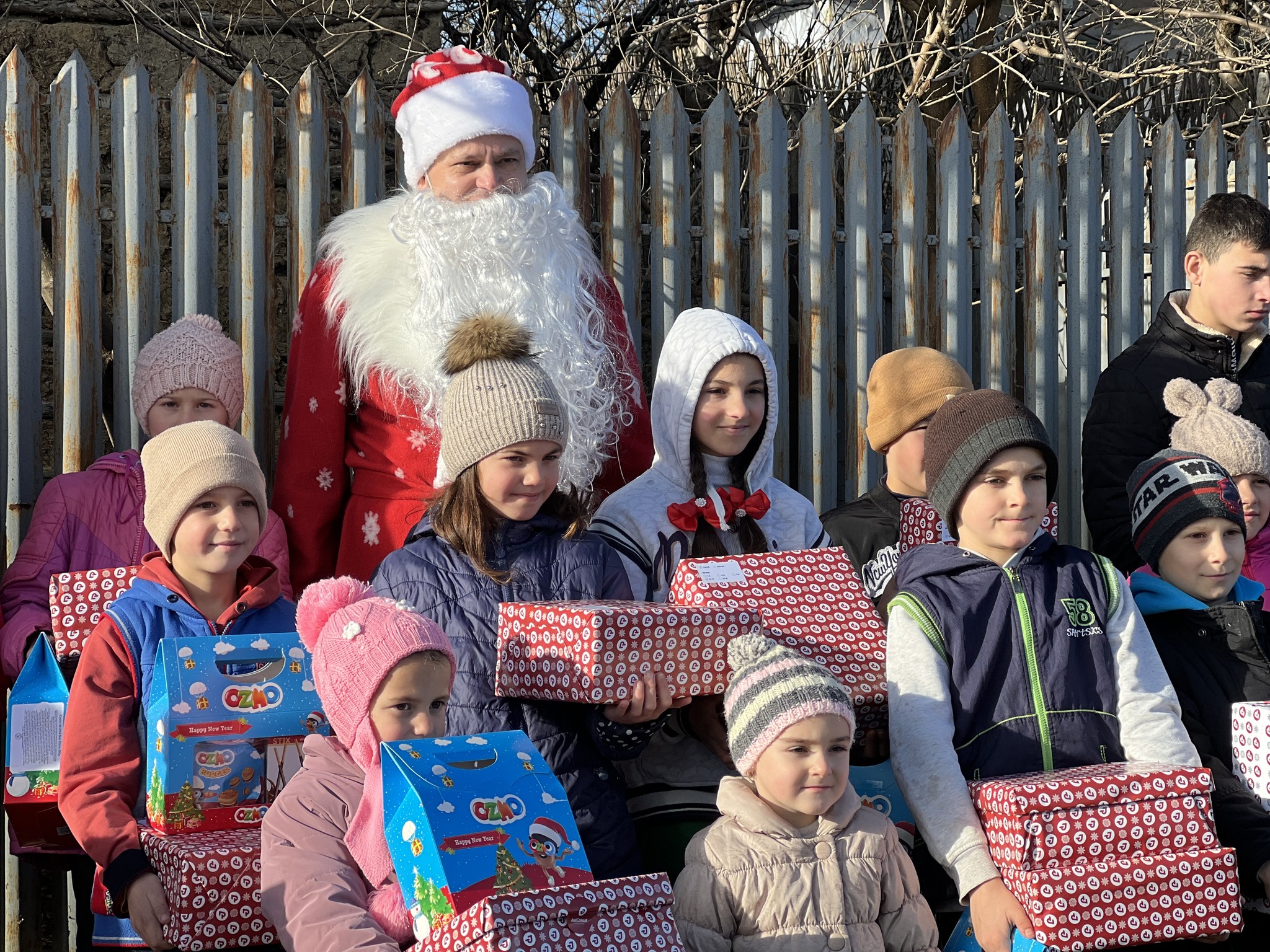 Caravana JustConsult a ajuns la copii din satul Sinești